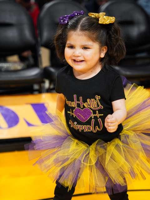 奥利维亚是皇冠hga025大学洛杉矶分校健康中心的一名儿科心脏移植患者，她被庆祝为湖人队的一天